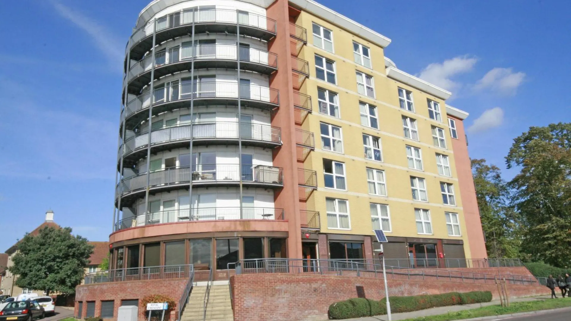 Luxury 2 Beds Apartment With 2 Bathrooms, Living Dining & Parking - East London Ilford