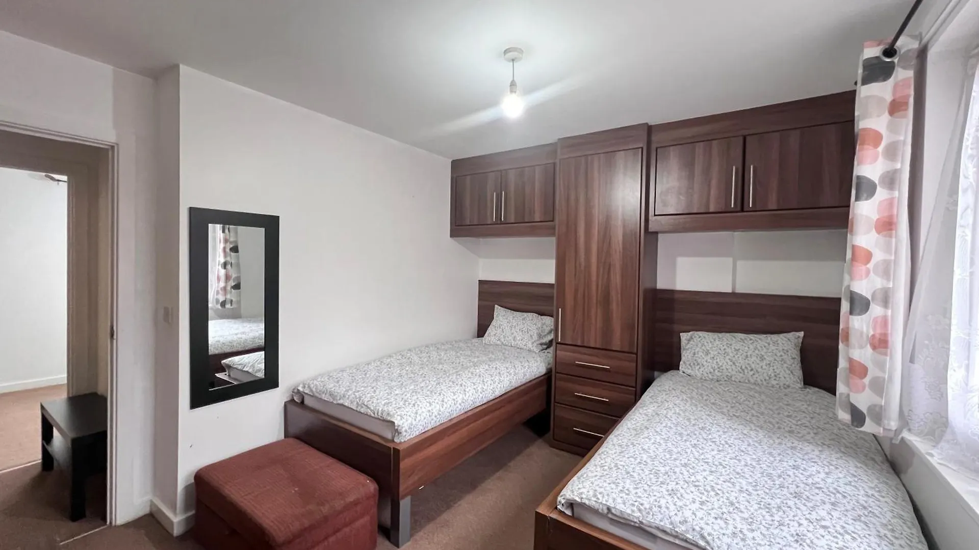 Luxury 2 Beds Apartment With 2 Bathrooms, Living Dining & Parking - East London Ilford