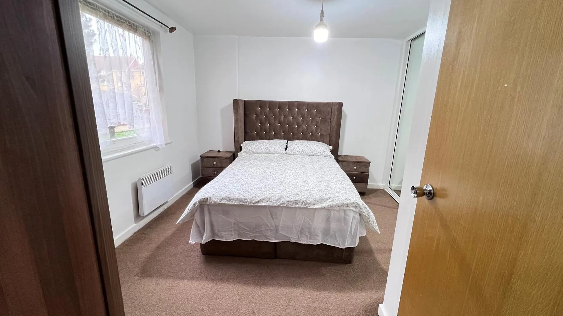 Luxury 2 Beds Apartment With 2 Bathrooms, Living Dining & Parking - East London Ilford