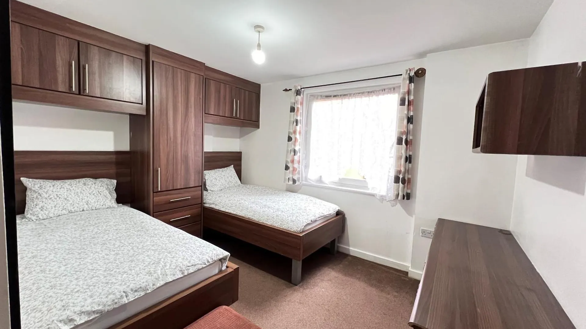 Luxury 2 Beds Apartment With 2 Bathrooms, Living Dining & Parking - East London Ilford