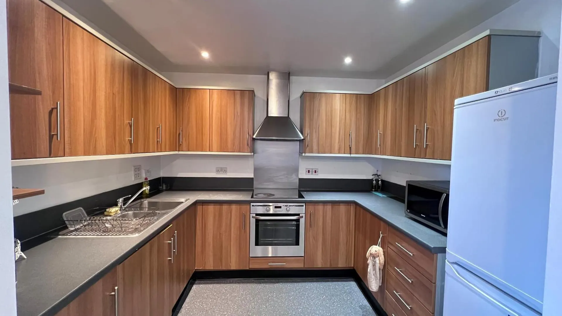 Luxury 2 Beds Apartment With 2 Bathrooms, Living Dining & Parking - East London Ilford