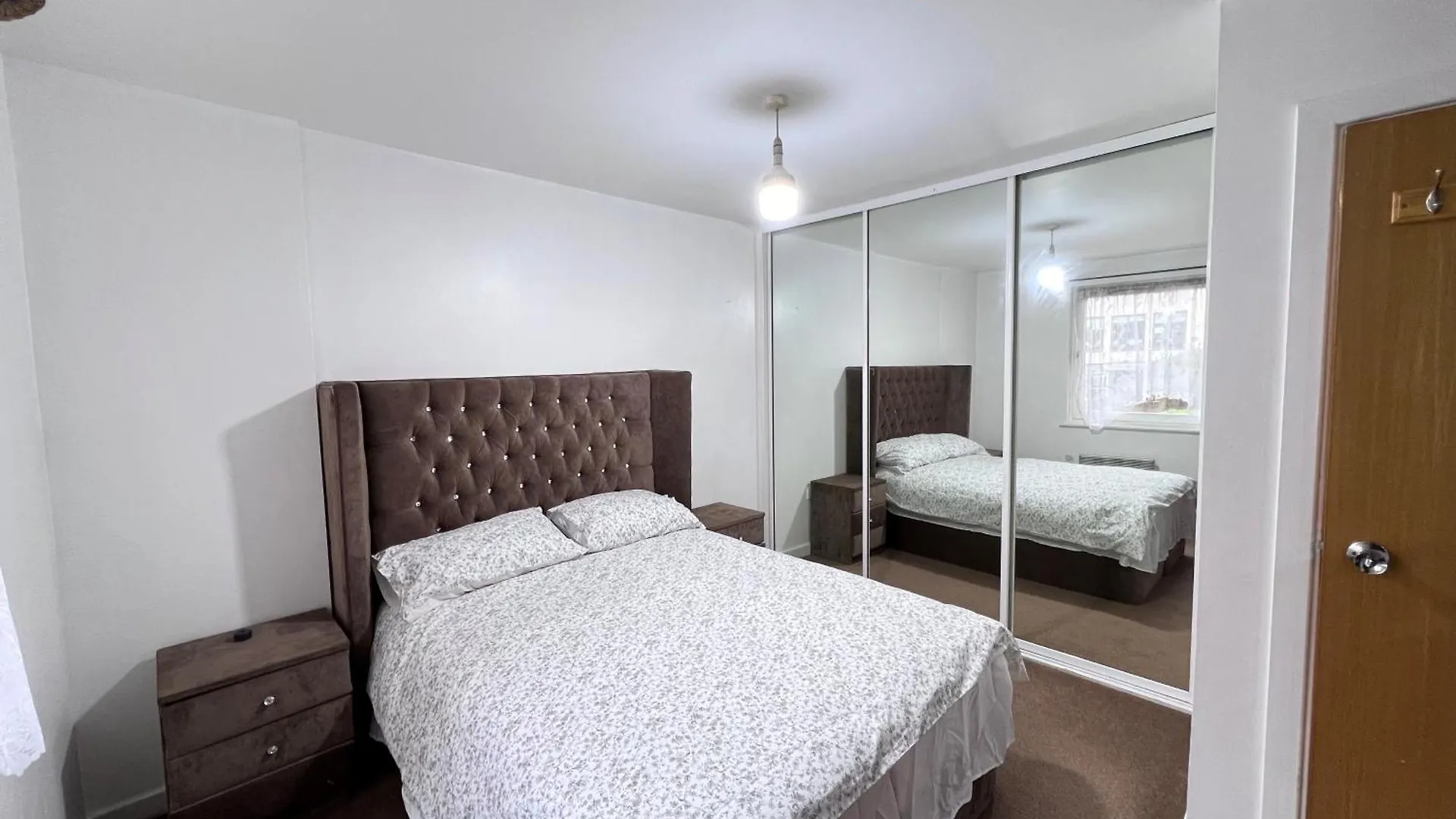 Luxury 2 Beds Apartment With 2 Bathrooms, Living Dining & Parking - East London Ilford