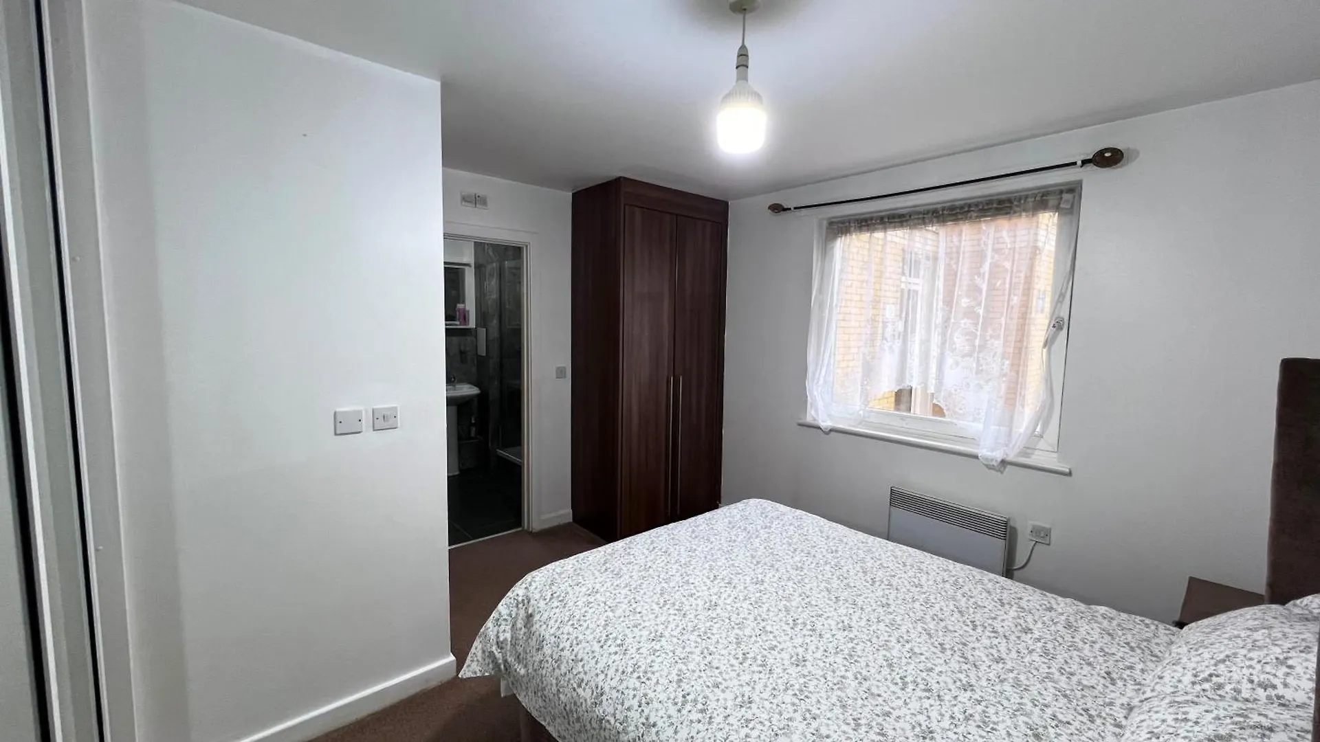 Luxury 2 Beds Apartment With 2 Bathrooms, Living Dining & Parking - East London Ilford