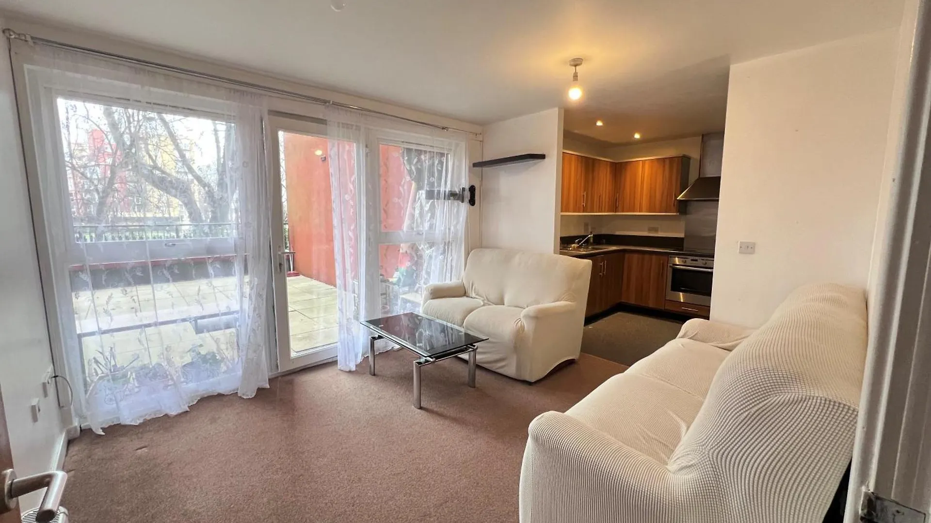 Luxury 2 Beds Apartment With 2 Bathrooms, Living Dining & Parking - East London Ilford